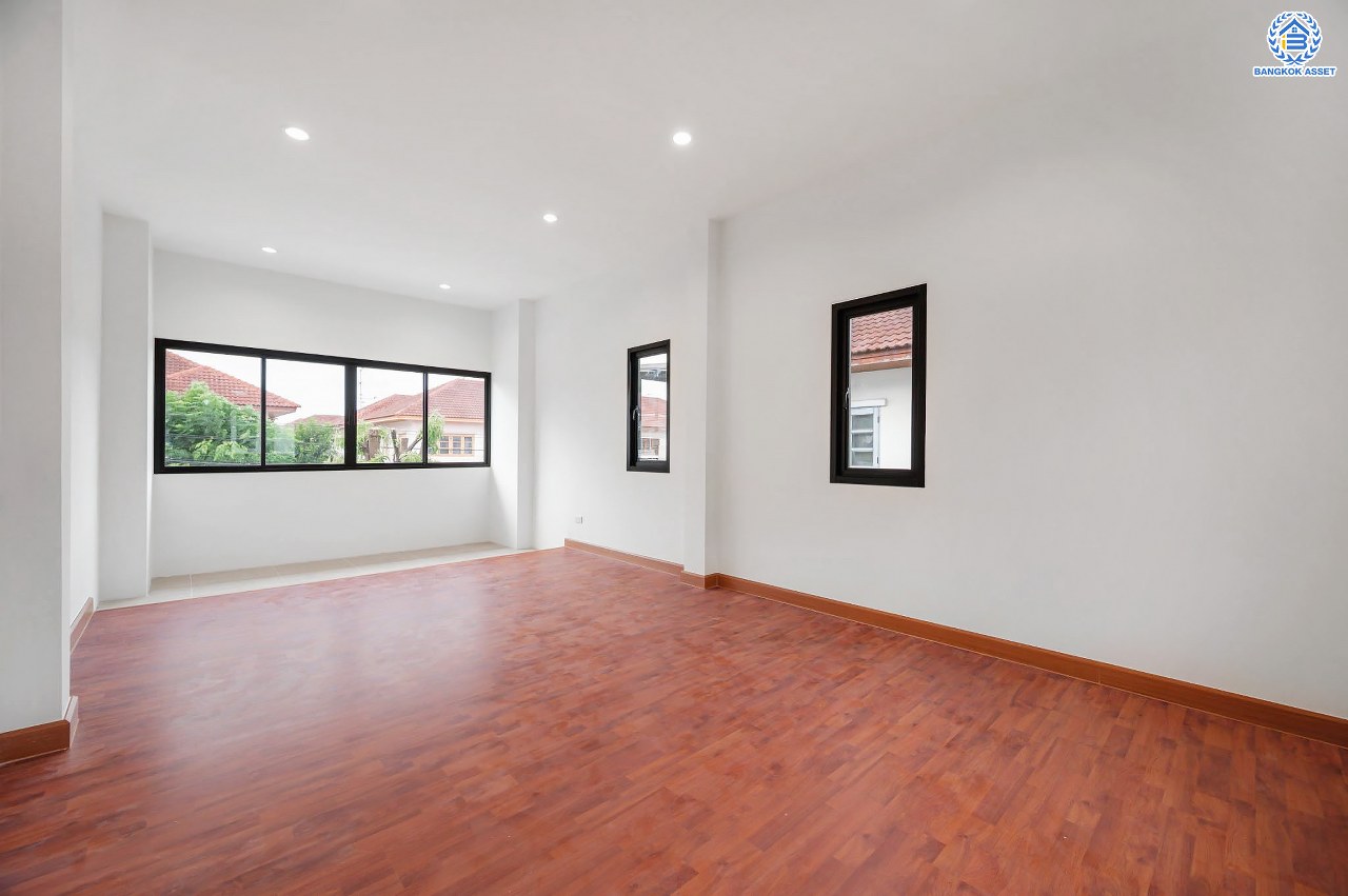 บ้านมือสองตกแต่งใหม่ โครงการ รติรมย์ 2 ราชพฤกษ์-กาญจนาภิเษก ซ.สวนผัก32 บ้านดีไซน์สวยพร้อมอยู่ เนื้อที่ 60 ตร.ว. ฟังก์ชัน 3 ห้องนอน 2 ห้องน้ำ 2 ที่จอดรถ บนทำเลศักยภาพ เชื่อมต่อหลายเส้นทางหลัก ใกล้ทางด่วน "ศรีรัช" และแหล่ง Community Mall ชั้นนำมากมาย